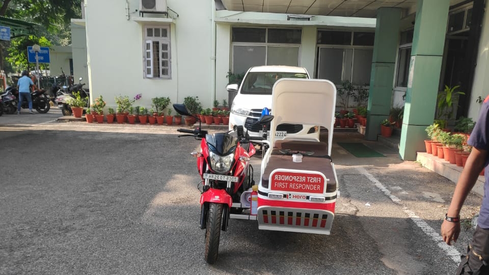 देहरादून और हरिद्वार की तंग गलियों दौड़ेगी बाइक एंबुलेंस, आज से हो गयी शरुआत। Bike ambulance 2 wp 1602849442080