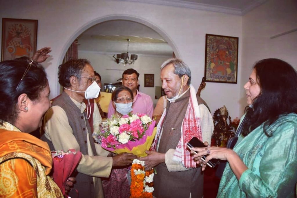 मुख्यमंत्री तीरथ सिंह रावत मिले बीसी खंडूरी से, अब जाएंगे हरिद्वार हर की पेड़ी | Tirath Singh meet BC khanduri 3 img 20210311 123556 5908529015552268082955