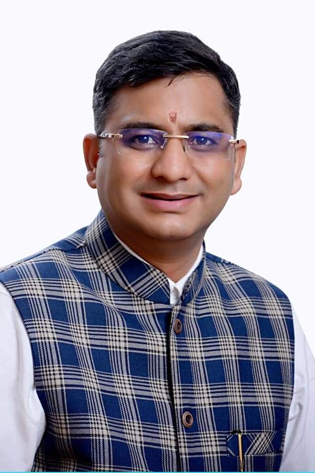 मुख्यमंत्री पुष्कर सिंह धामी की नई टीम, जाने क्यों महत्वपूर्ण है ये चेहरे | CM Pushkar Dhami office staff 2 Kishorbhatt