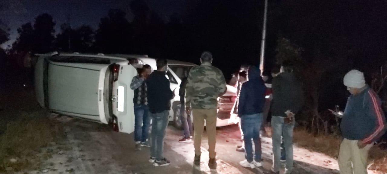 कैबिनेट मंत्री की गाड़ी पलटी, क्षेत्र भृमण के दौरान हुआ हादसा | Dhan Singh Rawat Accident 4 img 20211214 wa00446050181916375611387