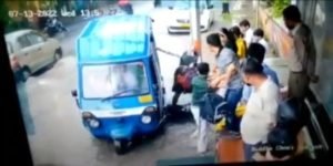 बरसात में बरते सावधानी, स्कूली बच्चों को लगा करंट, देखें वायरल वीडियो | Students Electric shock viral video 2 Students electic shokk viral video