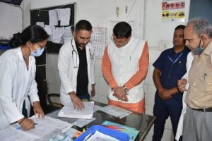 दून अस्पताल का सीएम धामी ने किया औचक निरीक्षण, खुद खा कर चैक किया अस्पताल का खाना | Surprise inspection of Doon Hospital by CM 3 Surprise inspection of Doon Hospital