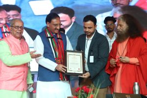 पूर्व CM डॉ. निशंक की ऑनलाइन पुस्तक "रचना संसार" की 75 श्रृंखलाएं पूरी, ऋषिकेश परमार्थ निकेतन में दो दिवसीय अंतरराष्ट्रीय साहित्य महाकुंभ | Dr. Ramesh Pokhriyal Nishank's book Rachna Sansar 75 editions completed 3 Ramesh Pokhariyal Nishank book