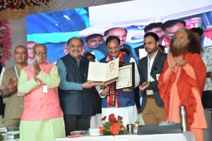 पूर्व CM डॉ. निशंक की ऑनलाइन पुस्तक "रचना संसार" की 75 श्रृंखलाएं पूरी, ऋषिकेश परमार्थ निकेतन में दो दिवसीय अंतरराष्ट्रीय साहित्य महाकुंभ | Dr. Ramesh Pokhriyal Nishank's book Rachna Sansar 75 editions completed 2 Dr. Ramesh Pokhariyal Nishank book