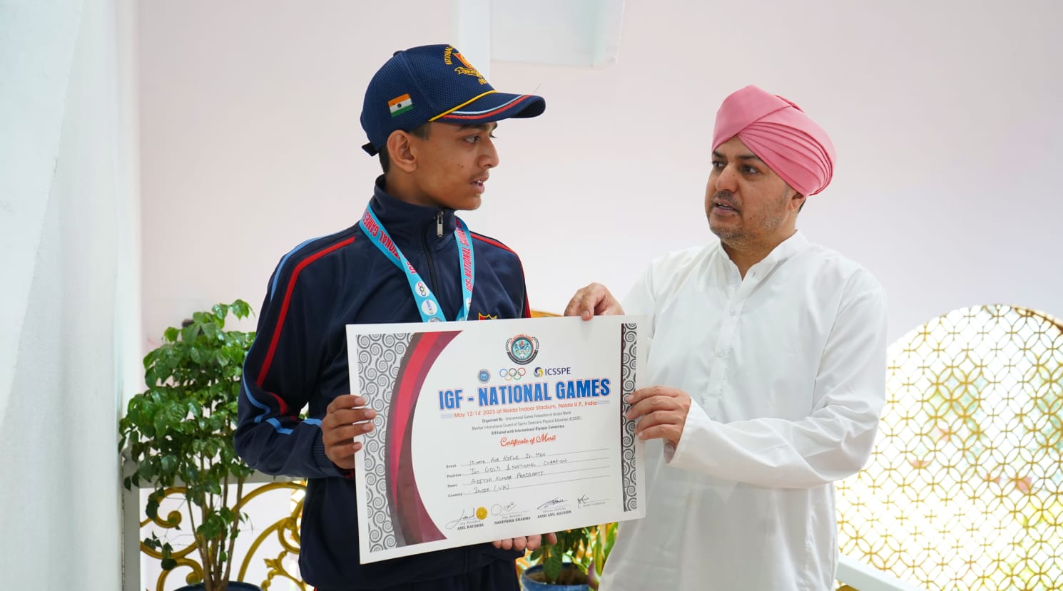 एसजीआरआर पब्लिक स्कूल के छात्र आदित्य प्रजापति को नेशनल गेम्स 10 मीटर शूटिंग में स्वर्ण पदक | SGRR student Aditya won Gold in National Shooting Games 2 SGRR student Aditya won Gold in National Shooting Games