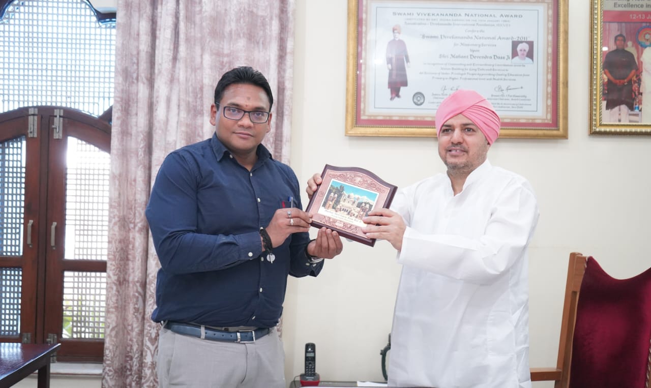स्वास्थ्य सचिव डाॅ आर.राजेश कुमार ने श्री दरबार साहिब में टेका मत्था | health secretary R Rajesh Kumar at SGRR Shri Darbar sahib 2 IMG 20230520 WA0003