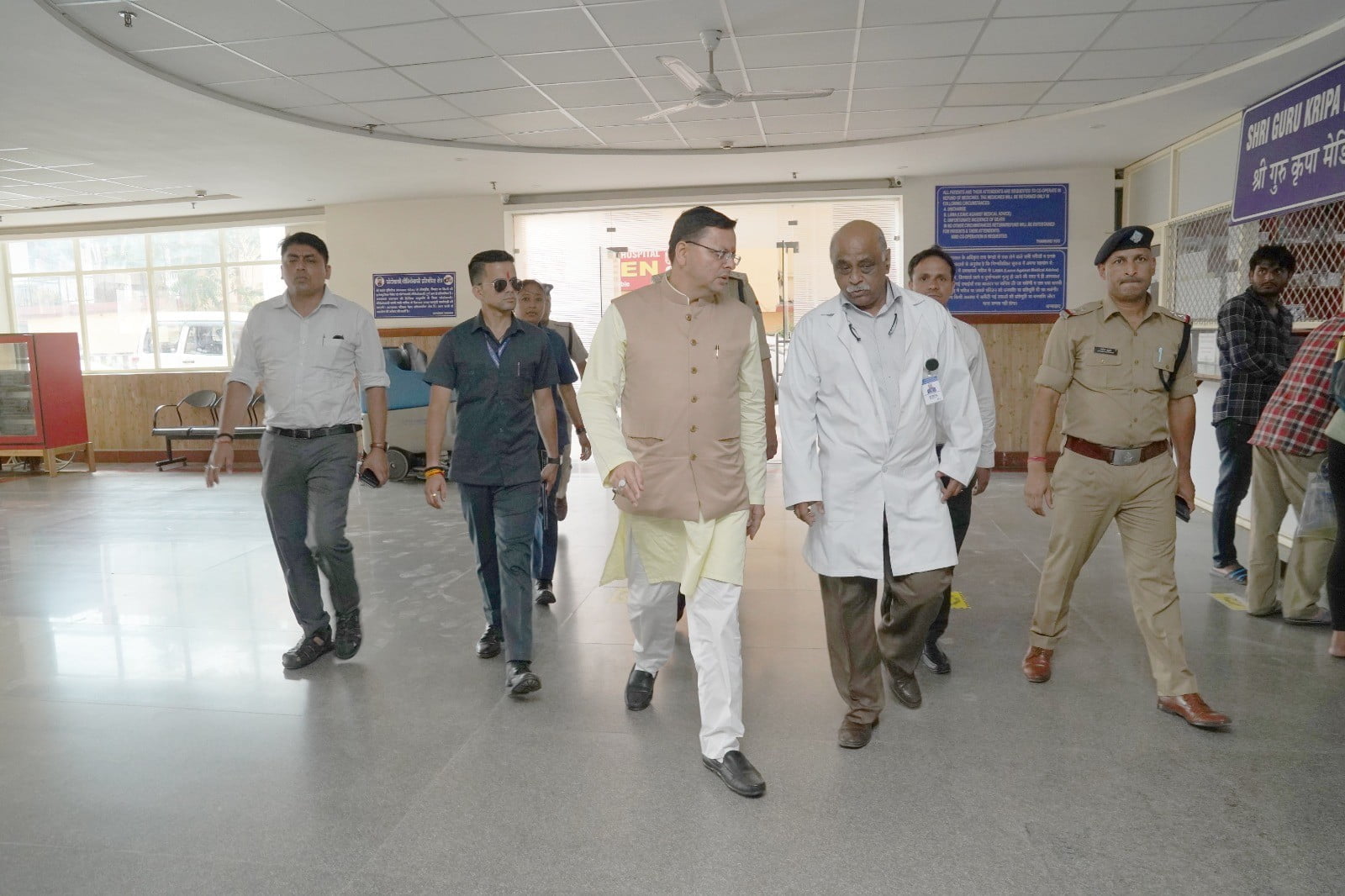 कोओर्डिनेटर नंदन सिंह बिष्ट का हाल जानने श्री महंत इन्दिरेश अस्पताल पहुंचे मुख्यमंत्री | cm dhami in indresh hospital dehradun 2 CM dhami in indresh hospital