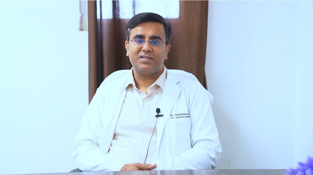 देहरादून महंत इंद्रेश में हैरतअंगेज कारनामा, 91 वर्ष की बुजुर्ग महिला का 30 साल पुराना डेढ़ किलो का ट्यूमर सर्जरी से निकाला | Cancer Surgery in SGRR indresh hospital Dehradun 3 Dr. Pankaj Garg, indresh hospital dehradun