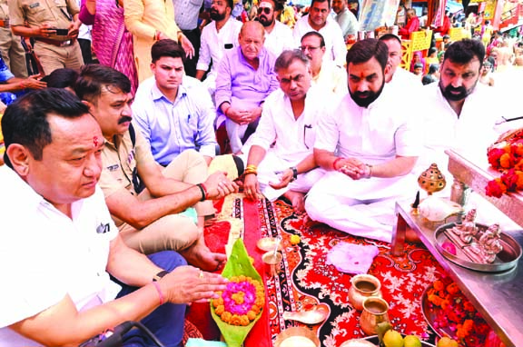 ’बम बम भोले’ के उद्घोष के साथ शुरू हुई कावड़ यात्रा, पुष्प वर्षा से हुआ स्वागत | Kawar Yatra 2023 2 Kawar Yatra 2023