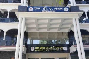 Food Safety : त्योहार का सीजन आते ही सक्रिय हुए मिलावटखोर, खाद्य सुरक्षा विभाग कर रहा जांच, छापे मार 200 सैंपल किए इकट्ठे | Food Safety Department Raid Shops In Haldwani 2 Food Safety Department Raid Shops In Haldwani