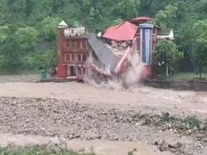 Uttarakhand Disaster : राज्य में जमकर बरसे मेघ, कही मकान जमीदोज तो कही घरों में घुसा पानी, बचाव कार्यों में जुटी एसडीआरएफ टीम | Uttarakhand Disaster Due To Heavy Rain 2023 5 Uttarakhand Disaster