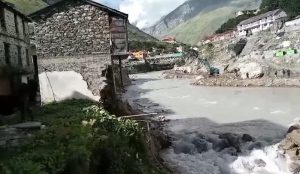 Alaknanda River : देखते ही देखते अलकनंदा नदी में समा गया मकान, स्थानीय लोगो में आक्रोश | House collapsed in Alaknanda river 2 ALAKNANDA RIVER