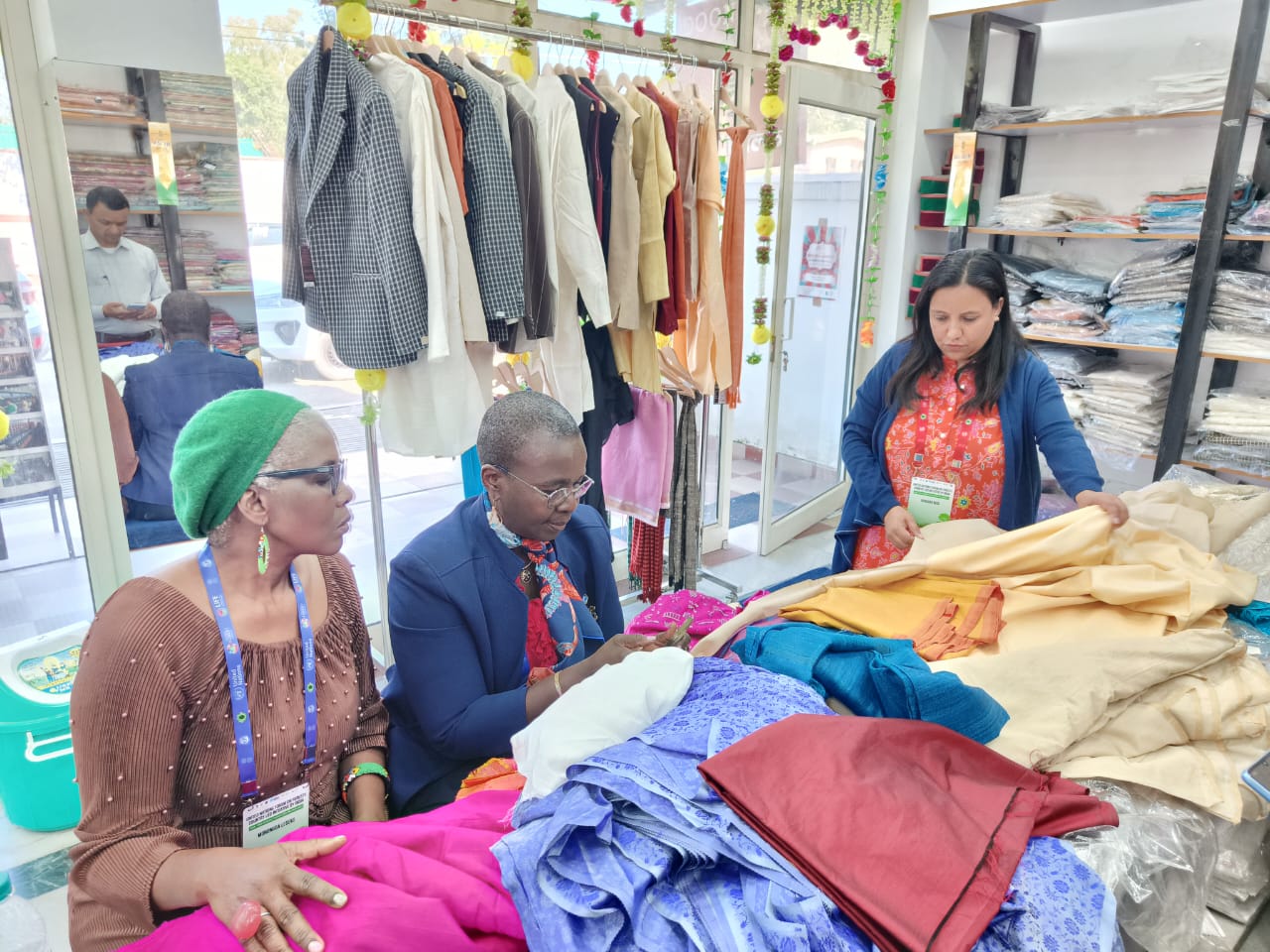 देहरादून सिल्क पार्क में खरीदारी करने पहुंची संयुक्त राष्ट्र की प्रतिनिधि डा0 बियाओ | UNFF Juliette Biao in Dehradun silk park 2 Derhadun silk park