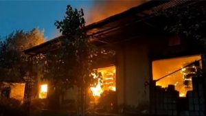 Kedarnath Yatra के अहम पड़ाव पर हुआ बड़ा हादसा, यात्रियों ने भागकर बचाई जान | Fire Incident in Kedarnath yatra main stop Gaurikund 2 fire-incident-near-kedarnath-yatra