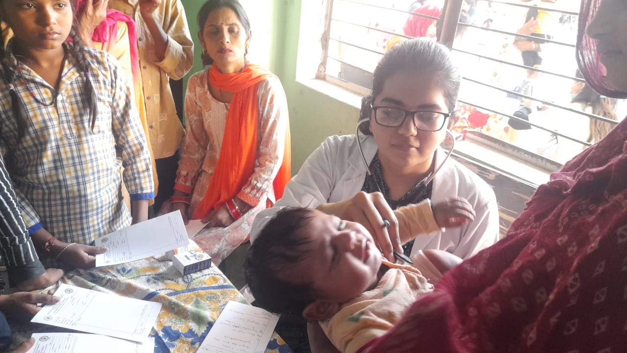 श्री महंत इन्दिरेश अस्पताल ने हरिद्वार में डेंगू मरीजों के लिए लगाया निःशुल्क शिविर | SGRR health capm in haridwar 40 IMG 20231107 WA0005