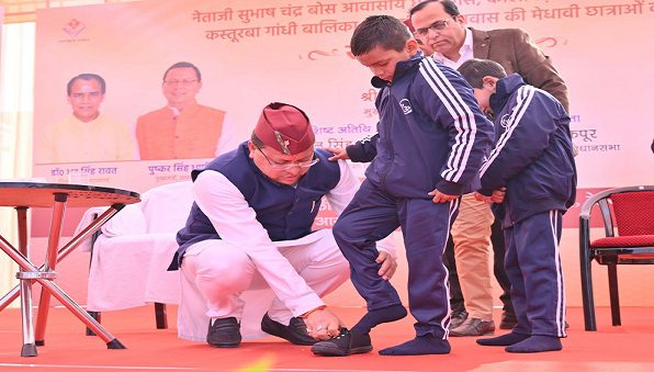 जब-जब मिलता है मौका, बच्चों पर खूब प्यार लुटाते हैं धामी, अपने हाथों से बांधे बच्चों के जूतों के फीते और पहनाया ट्रैक सूट 1 IMG 20240101 WA0052 1