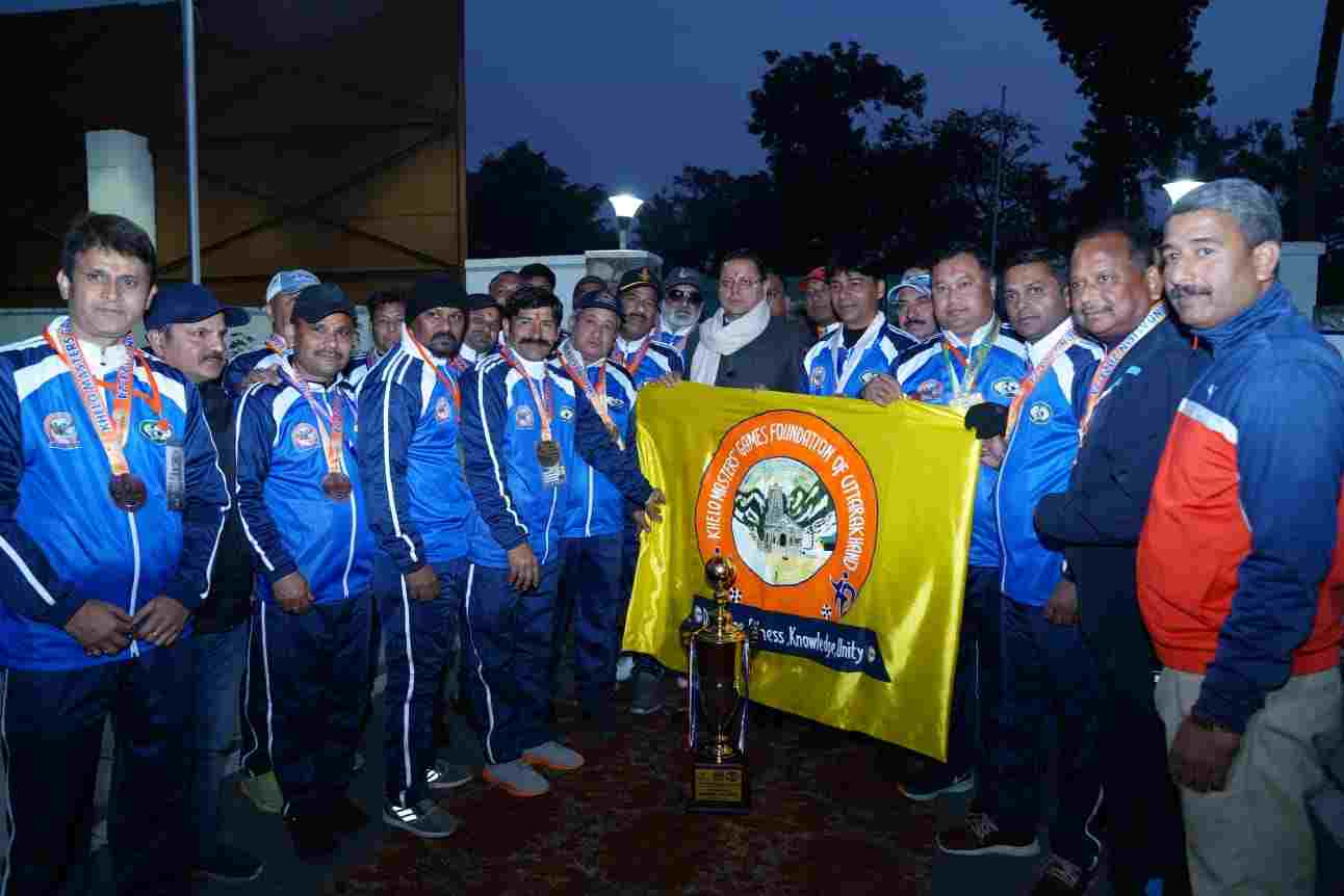 सीएम धामी ने फुटबाल खिलाड़ियों को किया सम्मानित, कहा – सरकार विभिन्न खेलों को बढावा देने के लिये संकल्पित 1 IMG 20240131 WA0046