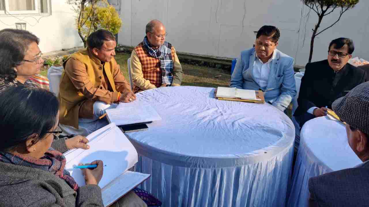 उत्तराखंड में सक्रिय होंगी ग्राम स्वास्थ्य एवं स्वच्छता समितियांः डॉ. धन सिंह रावत 1 WhatsApp Image 2024 01 05 at 4 compressed