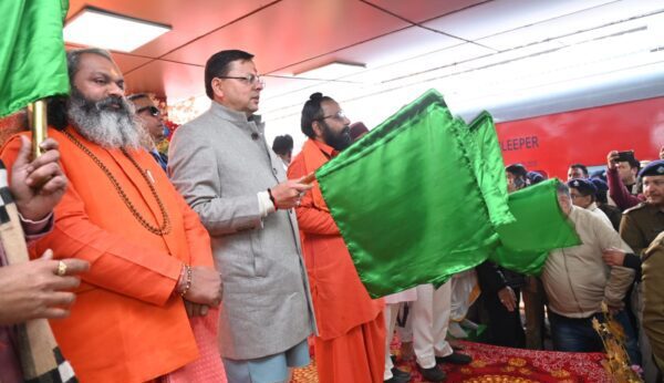 सीएम धामी ने हरिद्वार से अयोध्या आस्था स्पेशल ट्रेन का किया फ्लैग ऑफ, ट्रेन के संचालन से रामभक्तों को होगी सहूलियत 1 WhatsApp Image 2024 01 29 at 16.22.58 1 e1706532258485