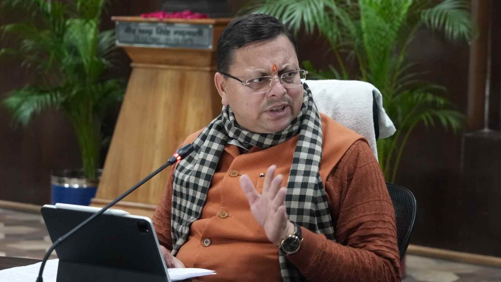 मुख्यमंत्री ने सचिवालय में सीएम हेल्पलाइन 1905 की समीक्षा के दौरान दिए निर्देश, कहा – शीर्ष प्राथमिकता हो जनता की शिकायतों का समाधान 1 cm dhami 1 1