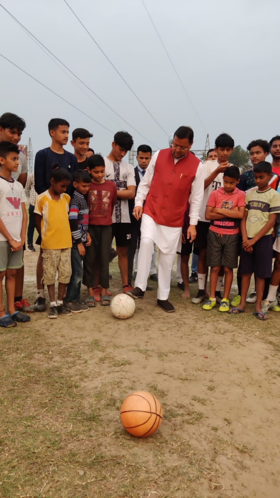 धामी का अनूठा अंदाज, उभरते खिलाड़ियों के साथ खेली फुटबॉल तो खटीमा में ठेले पर खाए गोल गप्पे 16 IMG 20240321 WA0045