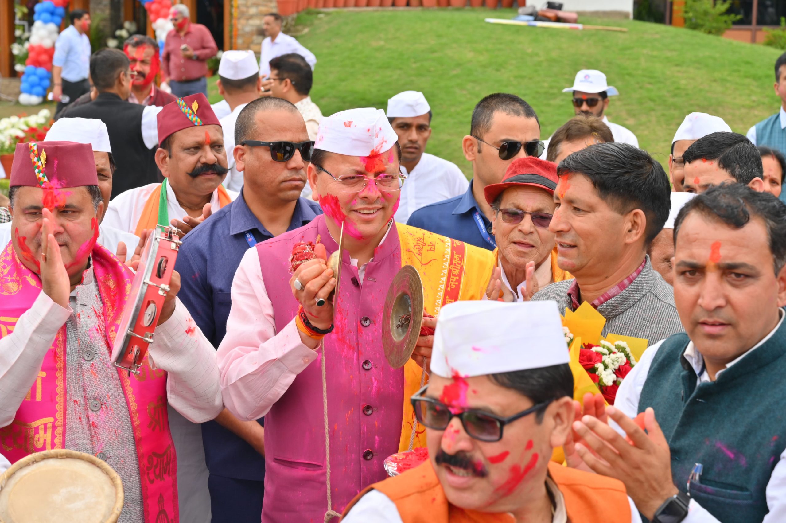 सीएम आवास में रही होली की धूम, मुख्यमंत्री धामी ने दी होली की शुभकामनायें 6 IMG 20240324 WA0018 scaled