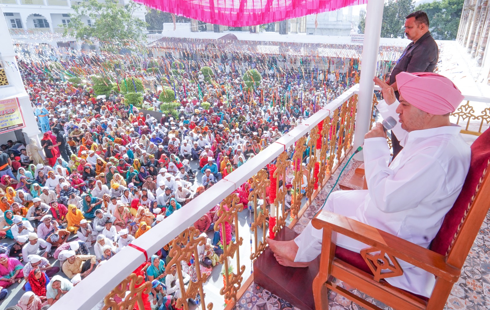 श्री झण्डा जी मेला-2024: रात के समय दूधिया रोशनी में देखते ही बन रही श्री दरबार साहिब की आभा; श्री महाराज जी बोले – जीवन में आहार व्यवहार एवं विचारों की पवित्रता से होगा जीवन सार्थक 2 IMG 20240328 WA0032