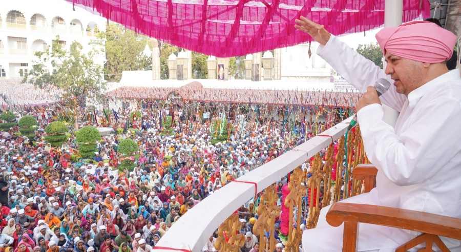 श्री दरबार साहिब में दर्शन और मनौतियों का क्रम शुरु, श्रीमहंत देवेन्द्र दास जी महाराज ने संगतों को दिए दर्शन | Programs before flag hoisting begin at Dehradun SGRR Darbar Sahib 3 IMG 000000 000000 15