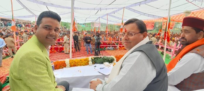 भाजपा प्रत्याशी के पक्ष में आयोजित रोड शो में उमड़ी भीड़ 5 d 11