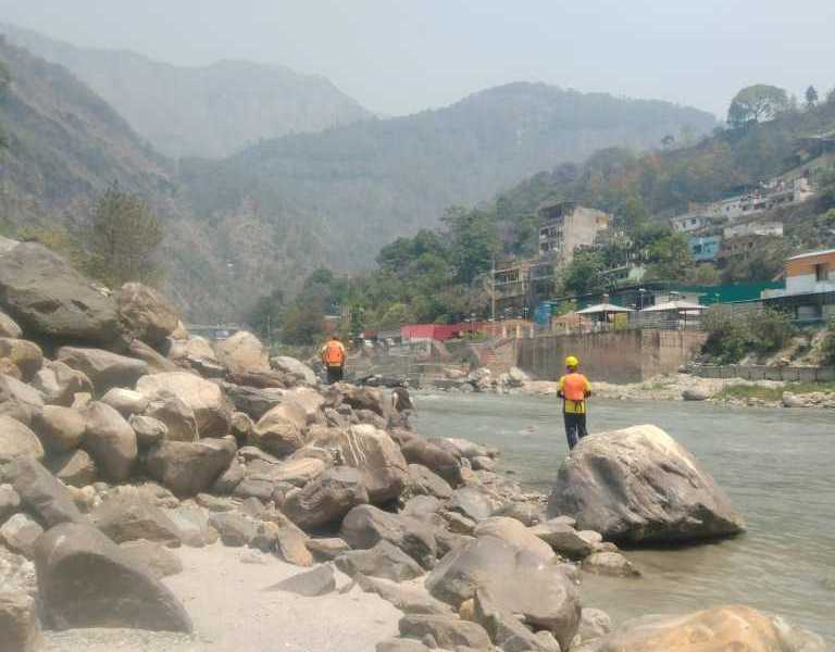 बेटे को बचाने को पिता भी गंगा में कूदे, दोनों डूबे, सर्च जारी 1 IMG 20240502 WA0144