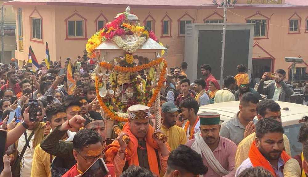 बाबा केदार की पंचमुखी डोली विश्वनाथ मंदिर गुप्तकाशी से दूसरे पड़ाव फाटा को हुई प्रस्थान 1 IMG 20240507 WA0059