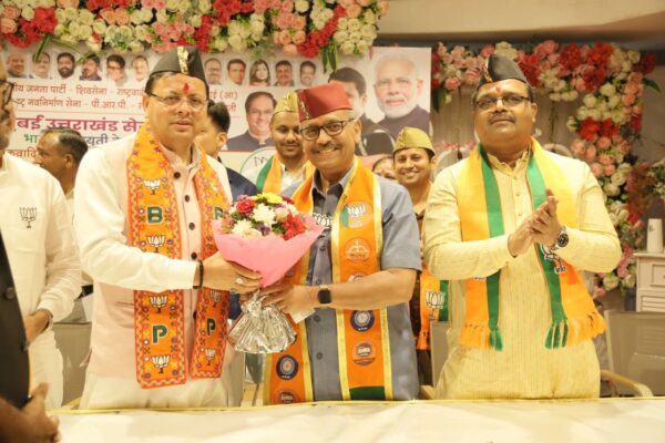 सीएम धामी ने मुम्बई में भाजपा प्रत्याशी के पक्ष में आयोजित सभा को किया संबोधित, कहा – देश विरोधी शक्तियां विदेशी ताकतों के साथ मिलकर भारत को बनाना चाहती हैं कमजोर 1 IMG 20240512 WA0035 e1715518914940