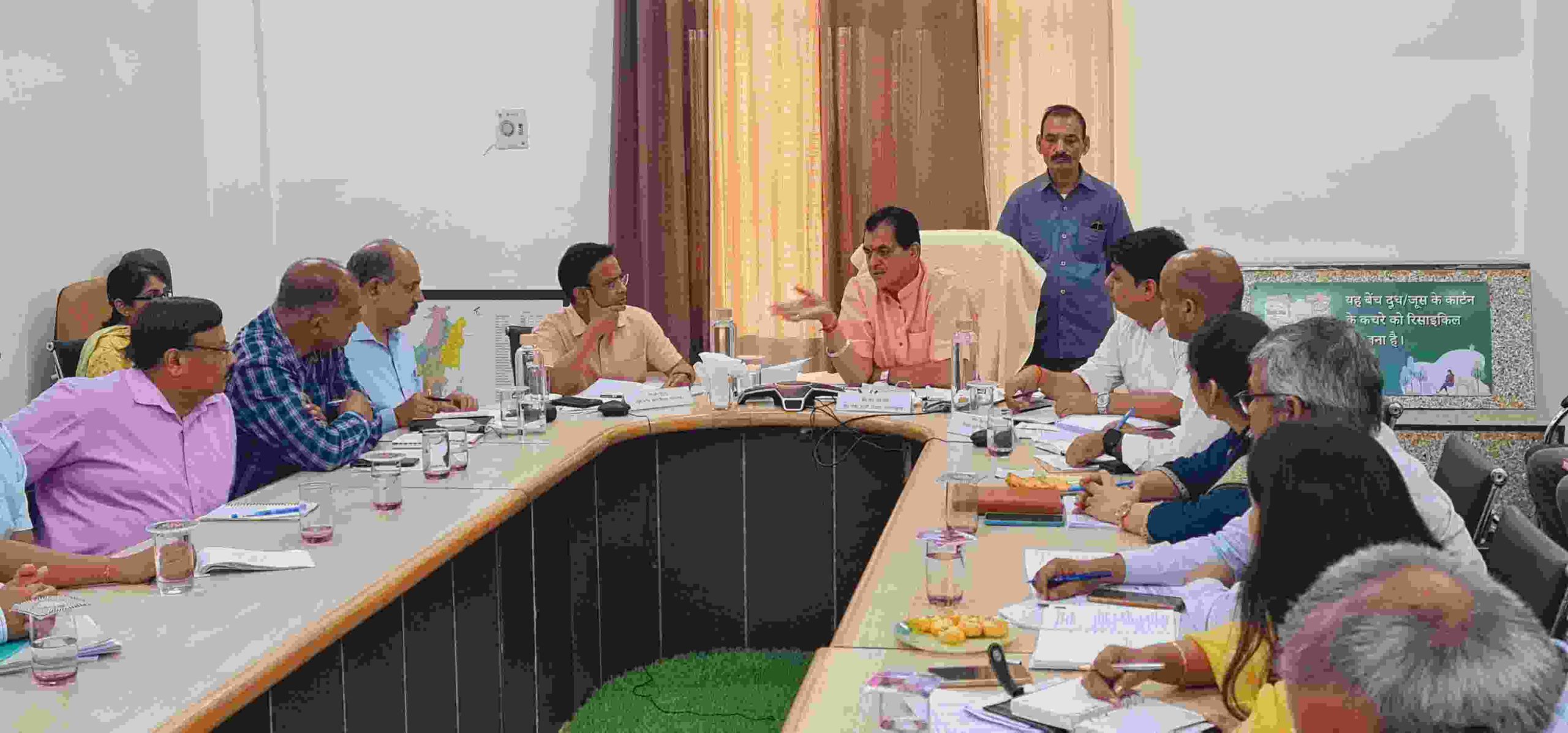 चार धाम यात्रा मार्ग पर पड़ने वाले 29 निकायों की विभागीय मंत्री ने की समीक्षा, अधिकारियों को दिए निर्देश 1 IMG 20240517 WA0052 scaled