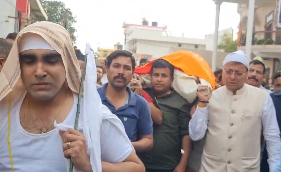 कैलाश गहतोड़ी के पार्थिव शरीर को CM धामी ने दिया कंधा, कहा – जमीन से जुड़े नेता को खोया, स्मृतियों में जीवंत रहेंगे गहतोड़ी 1 Screenshot 20240503 181513 WhatsAppBusiness