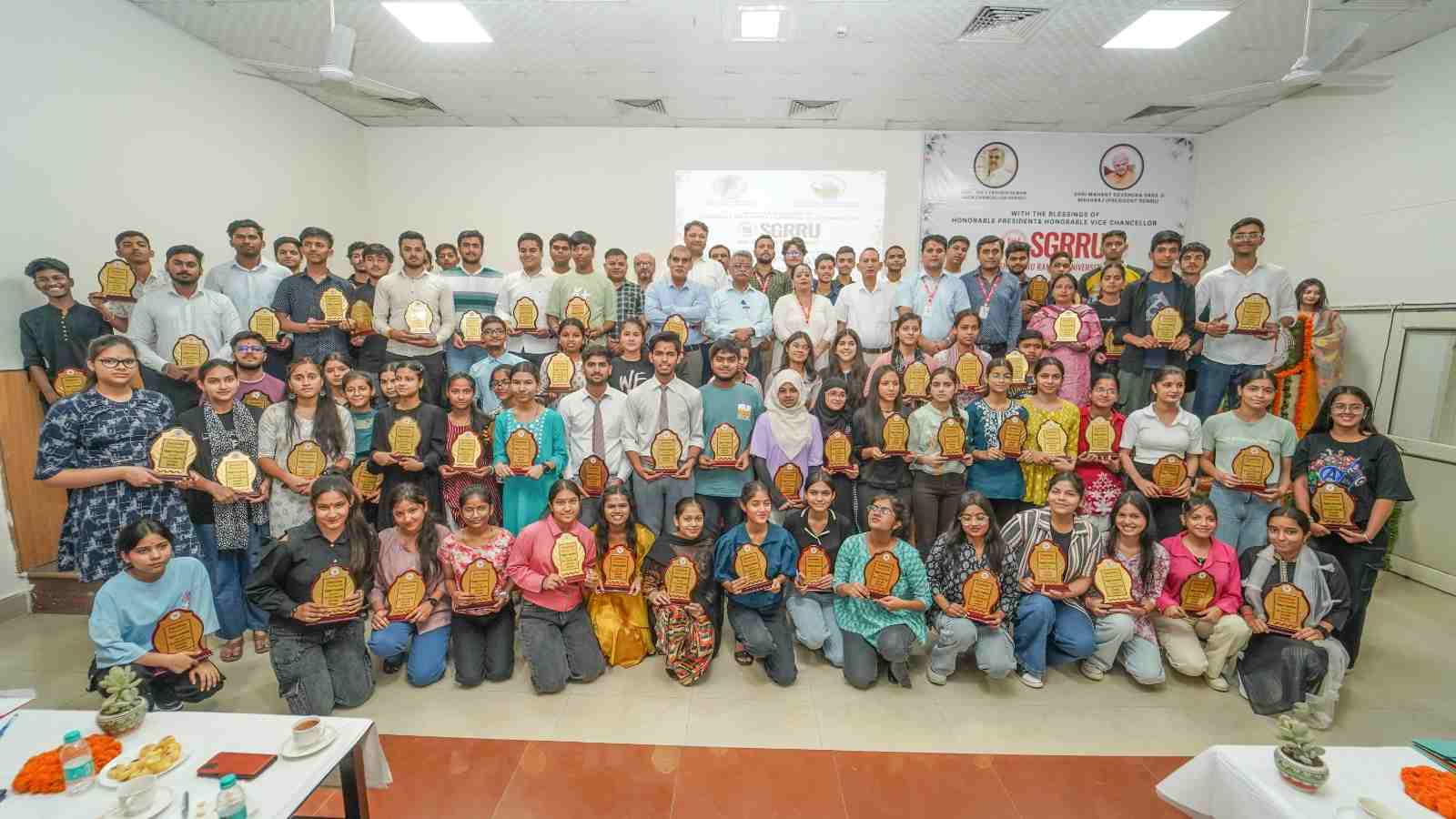 एसजीआरआरयू टाॅपर्स काॅन्क्लेव में होनहारों की प्रतिभा का सम्मान, 100 से अधिक छात्र-छात्राओं को किया गया सम्मानित 1 IMG 20240602 WA0049