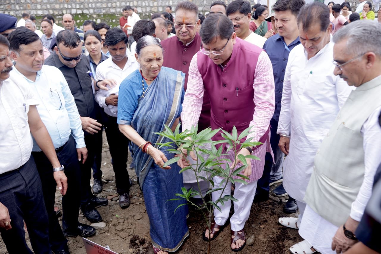 गुरू पूर्णिमा के शुभ अवसर पर मुख्यमंत्री धामी ने ‘एक पेड़ मां के नाम’ अभियान के अंतर्गत अपनी माताजी संग किया पौधारोपण 1 IMG 20240721 WA0094
