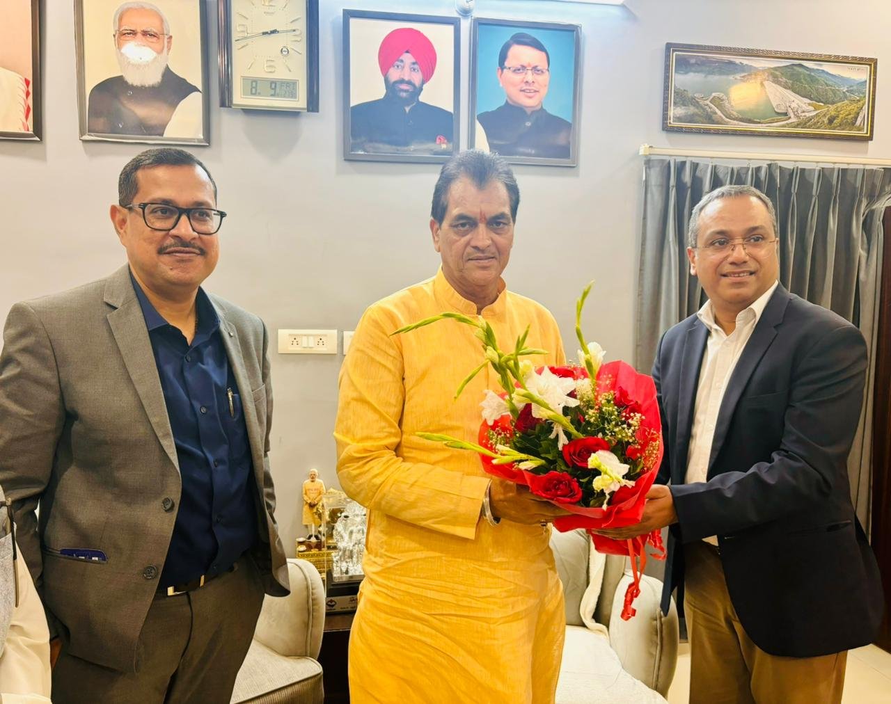 कोटक महिन्द्रा बैंक के नेशनल प्रेजिडेंट नरेंद्र अग्रवाल ने वित्त मंत्री डॉ प्रेमचंद अग्रवाल से की मुलाकात 1 IMG 20240810 WA00113