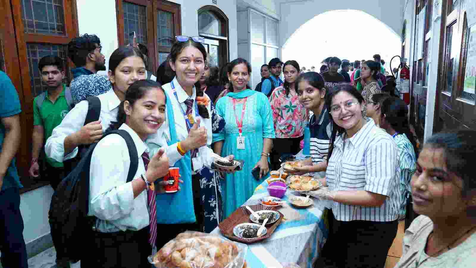 लजी़ज पकवानों की खूशबू से महका एसजीआरआरयू का कैंपस, एसजीआरआरयू फूड फैस्ट में युवा शैफ्स ने दिखाई लज़ीज़ व्यंजन बनाने में प्रतिभा 1 IMG 20240831 WA0097