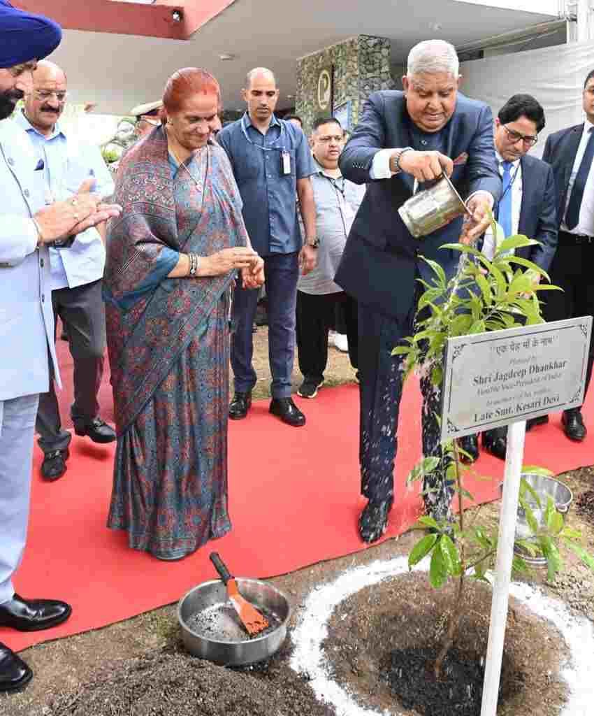 देहरादून पहुंचे उपराष्ट्रपति, निजी हित के लिए कुछ लोग देश की आर्थिक वृद्धि और वैश्विक प्रतिष्ठा को नजरअंदाज कर रहे हैं : उपराष्ट्रपति 1 IMG 20240831 WA0100