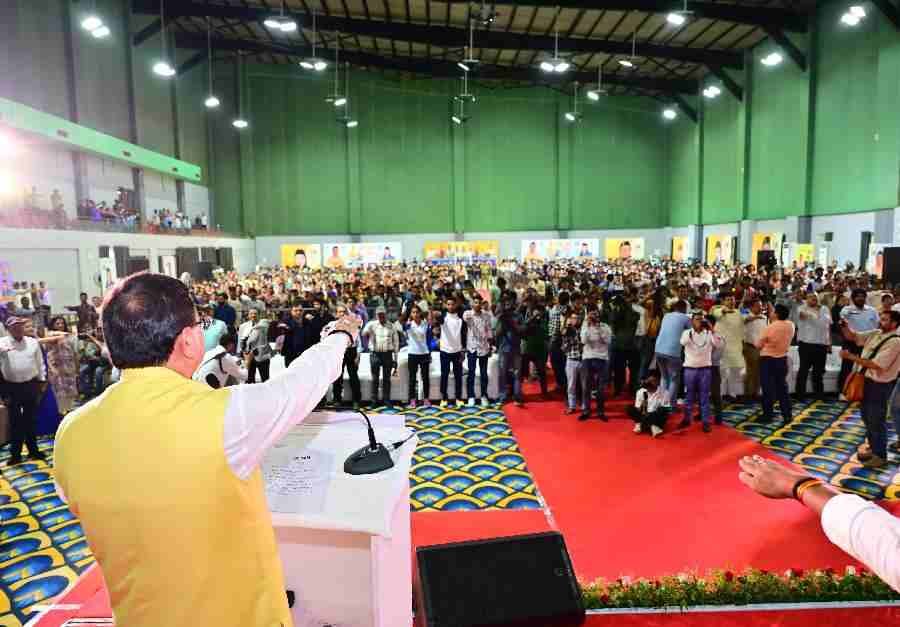 मुख्यमंत्री ने बहुउद्देशीय क्रीडा भवन में राष्ट्रीय खेल दिवस के अवसर पर आयोजित कार्यक्रम में सभी को खेल दिवस की दी शुभकामनाएं 1 c1 20240829 19083341