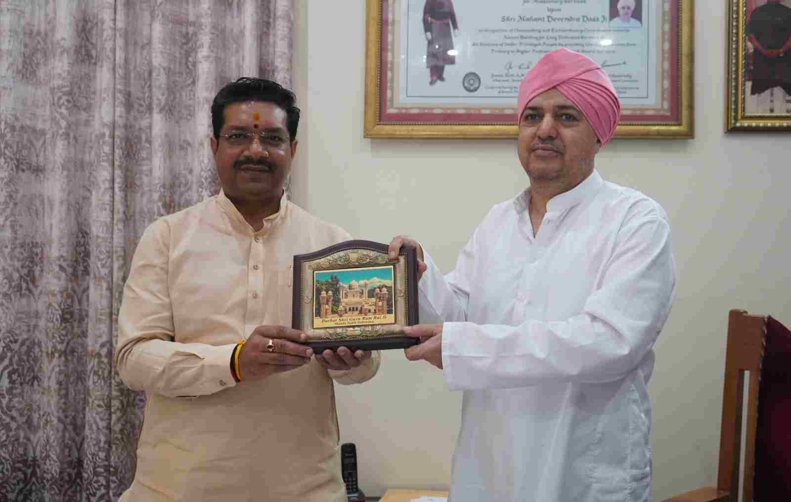 भाजपा के प्रदेश संगठन महामंत्री अजय कुमार ने श्री दरबार साहिब में टेका मत्था, एसजीआरआर ग्रुप के संस्थानों के कल्याणकारी कार्यों की भूरी-भूरी प्रशंसा की 1 IMG 20240905 WA0052