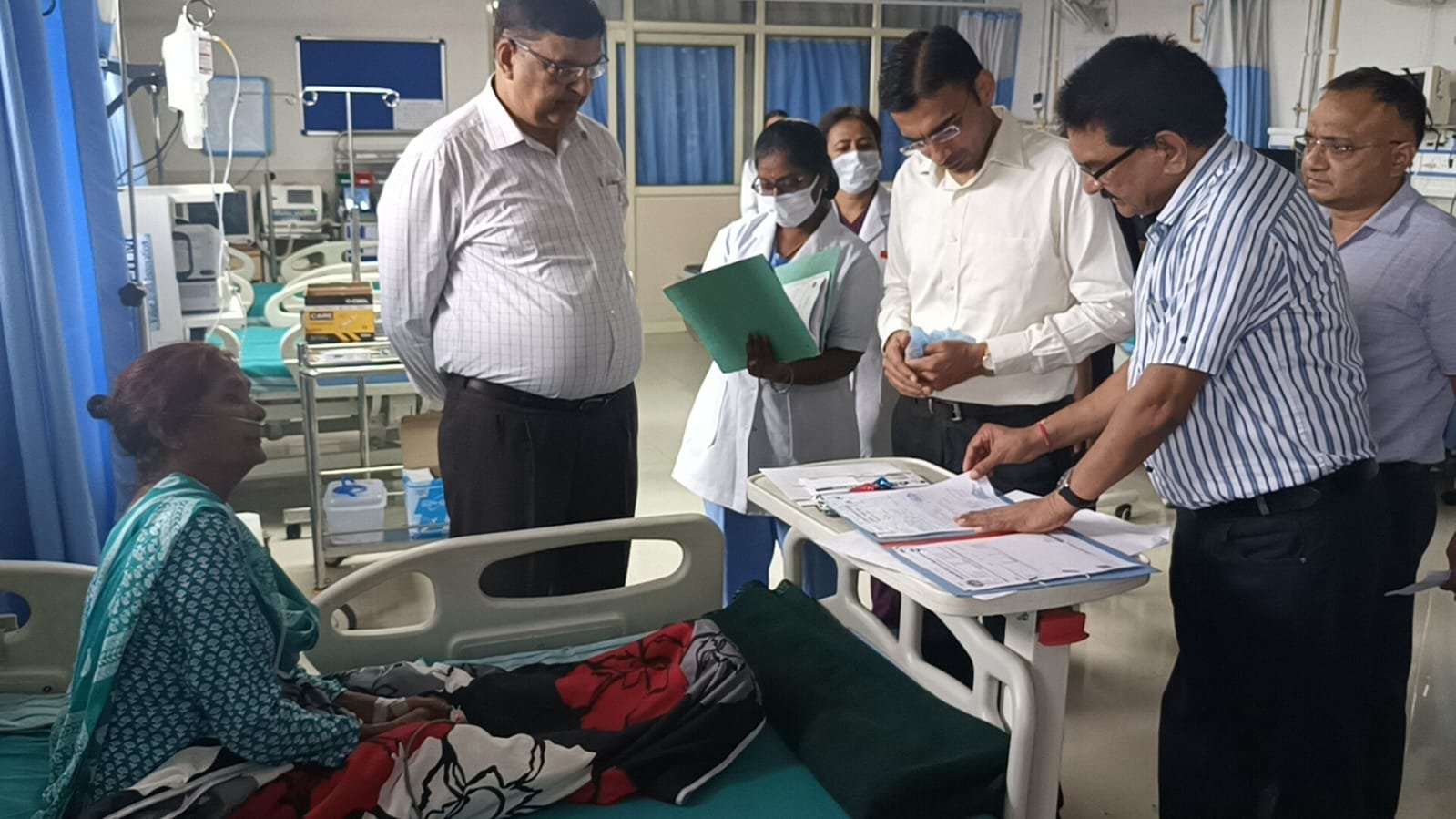 जिलाधिकारी सविन बंसल पहुंचे जिला अस्पताल, आम नागरिक की तरह लाईन में लगकर बनवाया अपना ओपडी पर्चा, व्यवस्थाएं दुरस्त करने के दिये निर्देश 1 IMG 20240906 WA0043