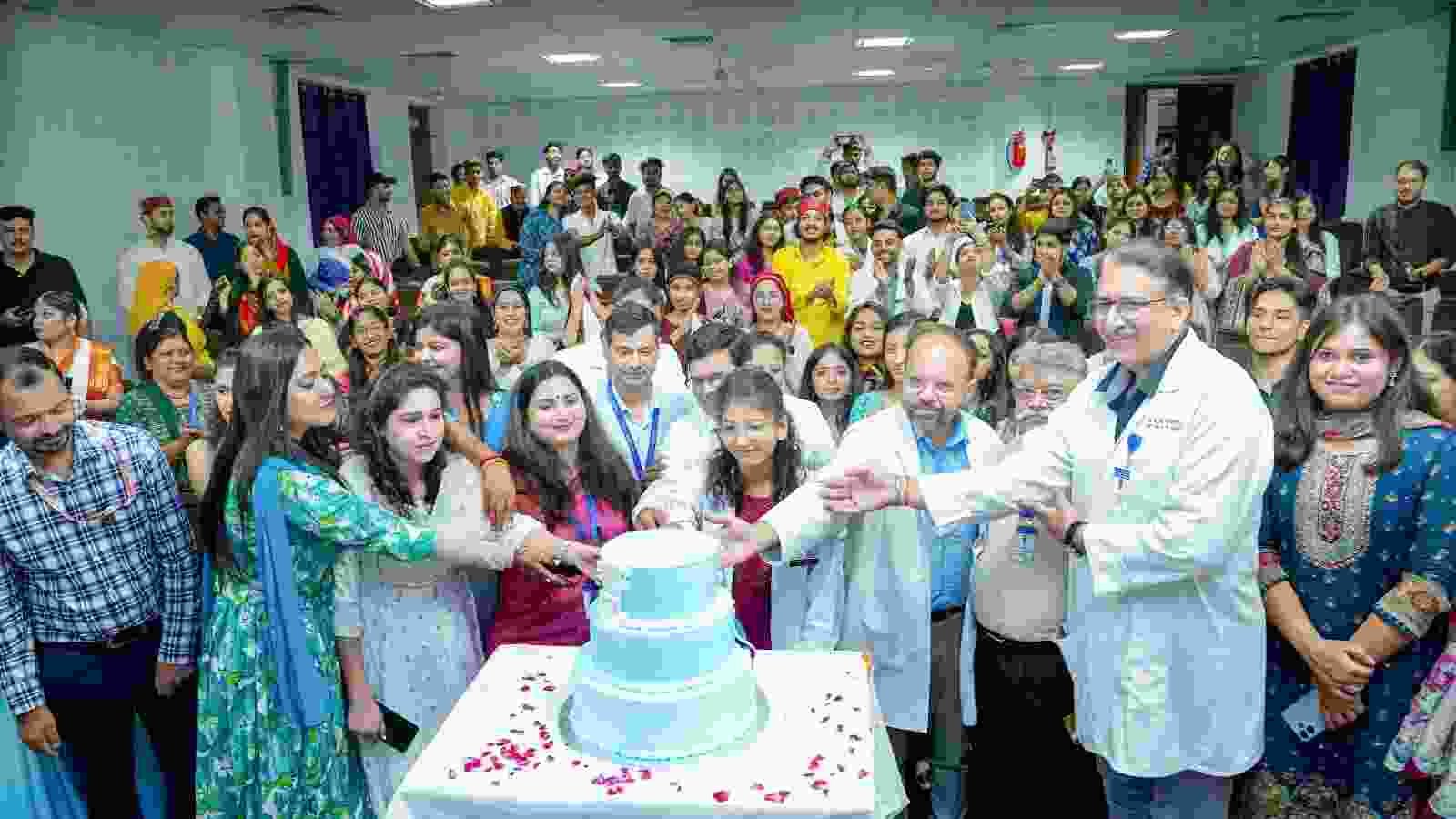 श्री महंत इन्दिरेश अस्पताल में वर्ल्ड फिजियोथेरेपी दिवस पर छात्र-छात्राओं ने मचाई धूम, शायरी, गायन एवं गीत संगीत की बही बयार 1 IMG 20240907 WA0093