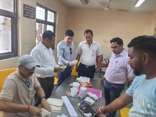 आयुक्त डॉ. आर राजेश कुमार के निर्देश पर दून मेडिकल कॉलेज की कैंटीन का किया आकस्मिक निरीक्षण, मानकों के अनुरूप सफाई न पाए जाने पर दिया गया नोटिस 1 IMG 20240908 WA0013 e1725806806471