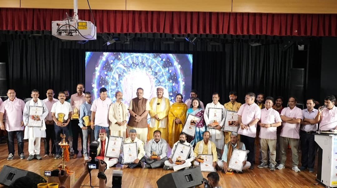 सूचना महानिदेशक बंशीधर तिवारी और S.S.P अजय सिंह को उत्कृष्ट कार्यों के लिए मिला ‘डांडी कांठी रत्न -2024’ 1 IMG 20240917 WA0107