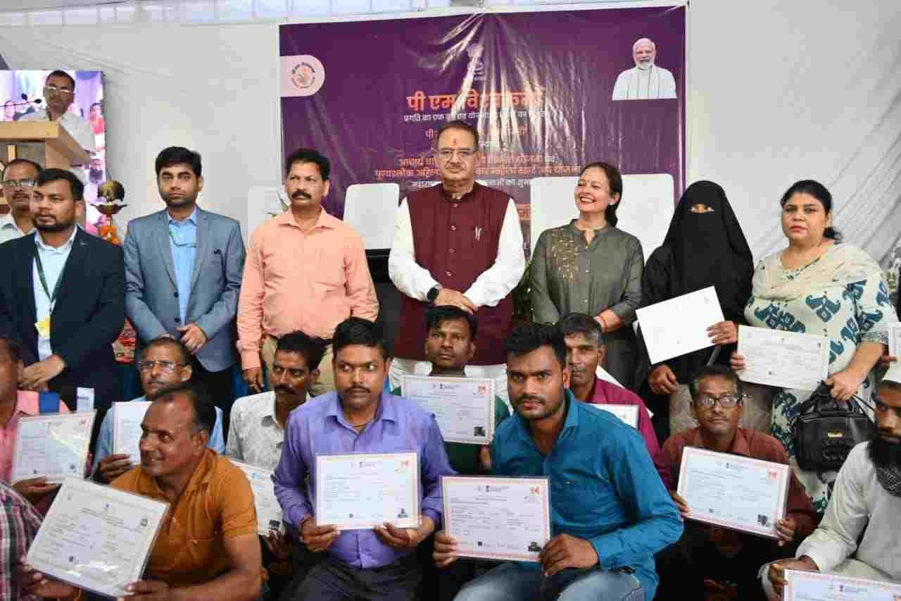 PM विश्वकर्मा’ योजना की पहली वर्षगांठ पर कार्यक्रम का आयोजन, पीएम मोदी भी एक शिल्पी हैं, देश के नव निर्माण में प्रधानमंत्री नरेंद्र मोदी की अहम भूमिका : जोशी 1 IMG 20240920 WA0039