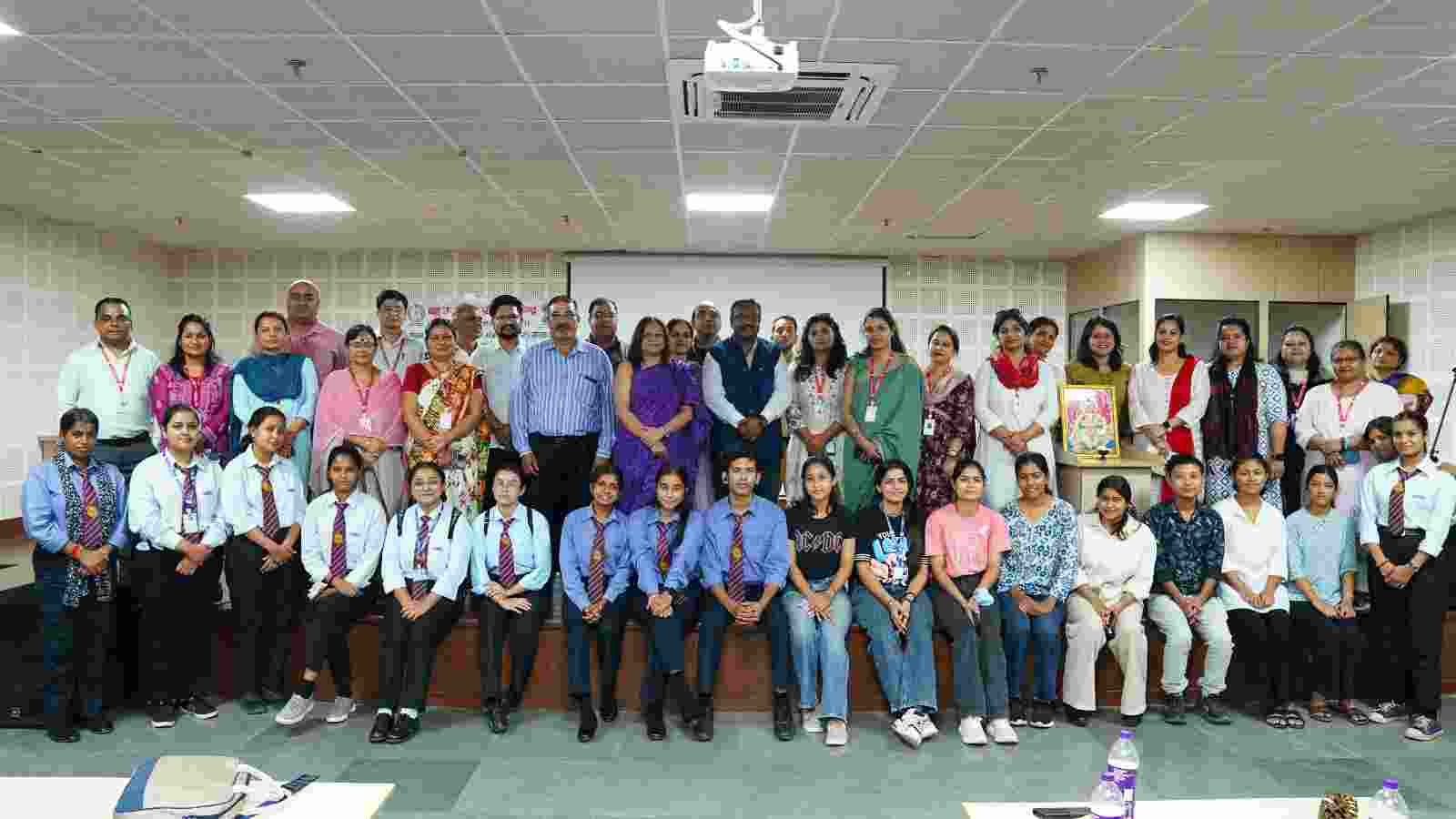 एसजीआरआर के शिक्षक और छात्र शुरू कर सकेंगे स्टार्टअप, उद्यमिता जागरूकता कार्यक्रम का श्री गुरु राम राय विश्वविद्यालय में आयोजन, खादी और ग्रामोद्योग आयोग निदेशक ने दी योजनाओं की जानकारी 1 IMG 20240923 WA0048