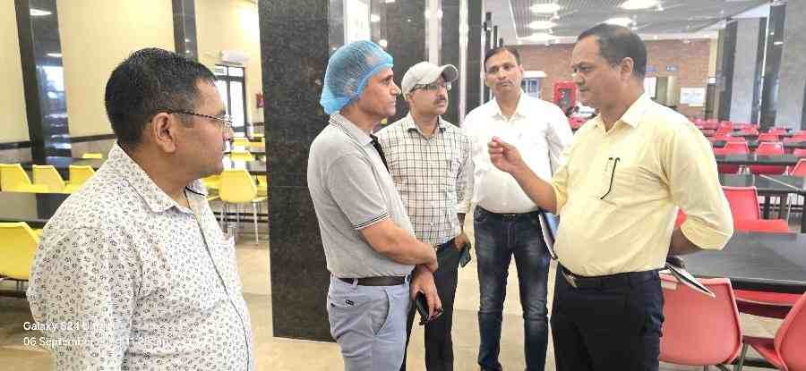 देहरादून में नामी खाद्य प्रतिष्ठानों पर छापेमारी, एक नामी शिक्षण संस्थान के किचन से भी लिए सैपल, नोटिस जारी, मानकों का पालन न करने पर होगी कार्रवाई– डा. आर. राजेश कुमार 1 c1 20240906 22285845