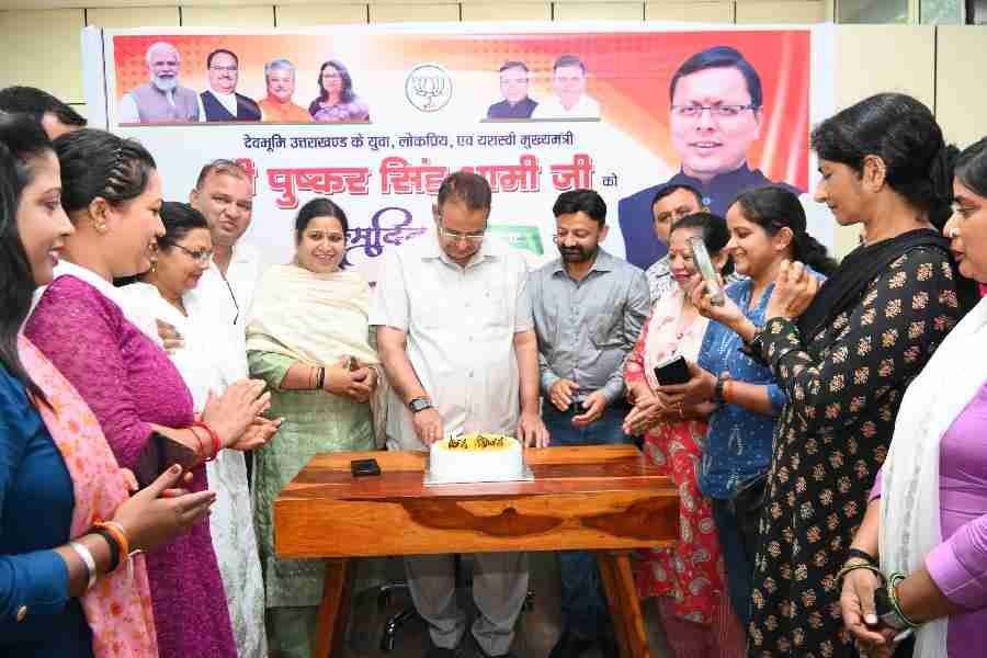 कैबिनेट मंत्री गणेश जोशी ने स्थानीय लोगों और पार्टी कार्यकर्ताओं के साथ मुख्यमंत्री पुष्कर सिंह धामी के जन्म दिवस पर केक काटकर दी बधाई 1 c1 20240916 20340684