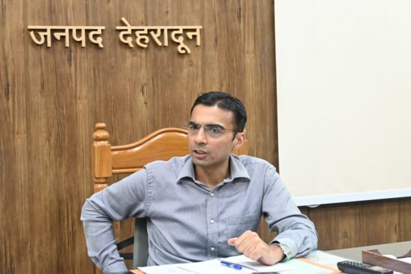 स्ट्रीट लाईटों से जुड़ी शिकायतों पर डीएम सविन बंसल सख्त, दीपावली तक लाईट सेक्शन से जुड़े सभी अधिकारी-कार्मिकों की छु्ट्टी पर रोक 1 IMG 20241008 WA0056 1 e1729434200914